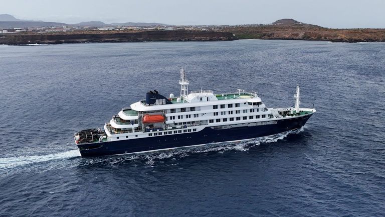 Una imagen tomada con dron muestra el crucero MV Hondius saliendo de Praia, Cabo Verde, y dirigi&eacute;ndose a Tenerife.