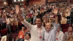 S�nchez y Rubalcaba, durante el congreso extraordinario en el que el primero fue elegido secretario general