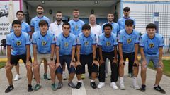 El Viveiro present� este jueves a Marcos Pereiro (tercero por la izquierda arriba) como nuevo entrenador. En la foto le acompa�an, en la fila de arriba, de izquierda a derecha: Juan L�pez, Carlos Teixeira, Arturo, Luis del R�o (presidente), Sergio Cora y Rolle, que son los jugadores que renuevan, regresando el primero a la disciplina celeste tras a�o y medio en el dique seco por lesion. Abajo, las nuevas incorporaciones: Hugo Rodr�guez (Burela), Xoel Eijo (Xove), Bruno Gra�a (Xove), Hugo P�rez (Xove), J�nior (Burela), Claudio Vigo (Imper�tor juvenil) y El�as (As Pontes)