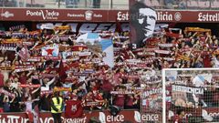 Bufandas al aire para cantar el himno en el minuto 41