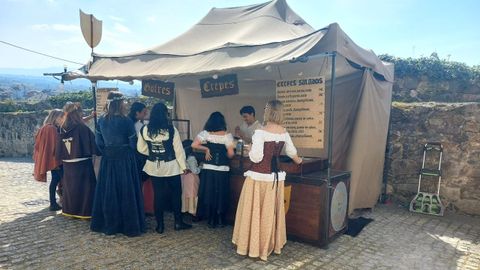Uno de los puestos instalados en el burgo medieval, en el interior de la muralla