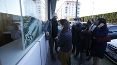 La alcaldesa, In�s Rey, en su visita al barrio de Novo Mesoiro para presentar el nuevo proyecto para la zona