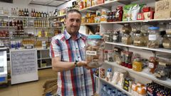 Jos� Veiga en la tienda de especias que fund� su abuela como un ultramarino.