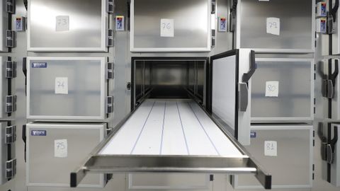 La Comunidad de Madrid habilitó, además, morgues de urgencias para aliviar los colapsados tanatorios de los hospitales y de las residencias. Las 440 plazas fúnebres de el Palacio del Hielo de Madrid y Majadahonda se sumaron a las 220 de la Ciudad de la Justicia (en la imagen)