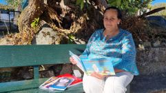 Alejandra Techera con una copia de Los consejos de Eubaxes, uno de sus libros publicados en papel.