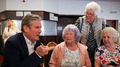 Starmer habla con tres mujeres durante una sesi�n con pensionistas en Wakefield