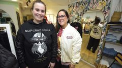 F�tima y Sara, la primera clienta y la segunda due�a de la tienda Alma Gemela de Pontevedra, con ropa con mensajes positivos.