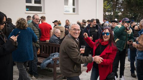 Fiesta en el barrio pobrense de A Covecha en Nochebuena.