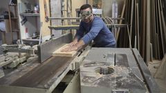 Roberto Nieto pas� cinco a�os en Suiza y, tras regresar a Negreira, cre� una empresa de carpinter�a