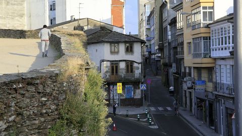 Recatelo. El Concello har� peatonal el barrio y un carril pegado a la Muralla. Hay varias casas antes de la R�a Vilalba en ruina y solares por construir.