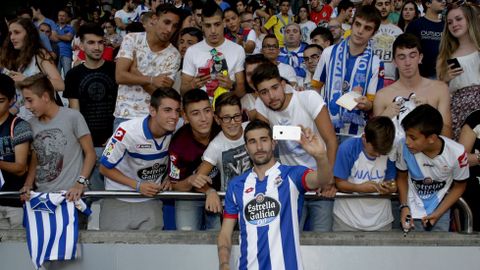 Rubn Gracia Calmache Cani atiende a los aficionados blanquiazules.