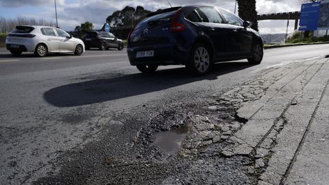 Firme en mal estado en la zona de A Pasaxe