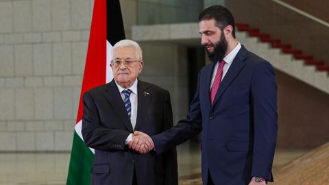 El presidente de la Autoridad Nacional Palestina, Mahmud Abs, y el presidente interino sirio, Ahmed al-Sharaa, este viernes en Damasco (Siria).