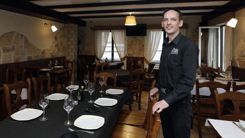 Pedro Ángel Vázquez, camarero del restaurante Muro, resultó elegido como «empleado del mes» del CCH de Viveiro en el sector hostelero