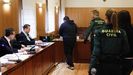 La madre de la menor y su pareja, acusados de la muerte de Sara, entran en la sala donde se juzga el crimen, en Valladolid