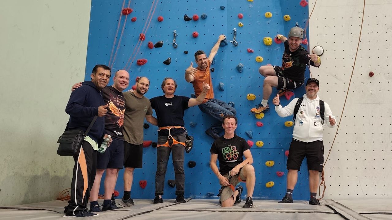 Gabry y Luisma, con párkinson juvenil, de escalada en el rocódromo de Riazor