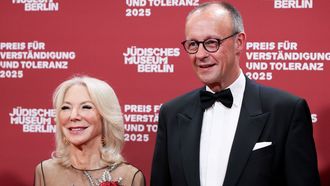 La �ltima embajadora estadounidense en Alemania, Amy Gutmann, con el canciller Friedrich Merz.