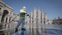 Un trabajador limpia la plaza del Duomo de Mil�n