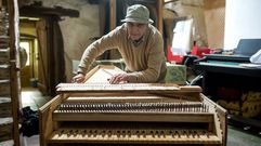 Carlos Caram�s, en el taller de su casa con un clave