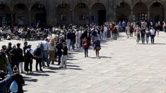 Cola de turistas en Semana Santa para acceder al interior de la catedral de Santiago.