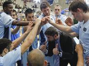 Los jugadores del Breog�n hacen pi�a con su entrenador tras un tiempo muerto. 