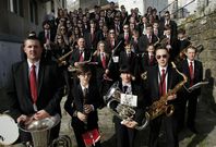 Miguel �ngel, Carlos, Cristina y Lucas, con el resto de la Banda el pasado jueves en Carril. 