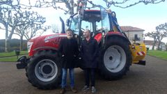 El Concello dispone de un tractor con desbrozadora