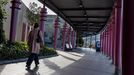 Una mujer camina por las inmediaciones de Parque Principado, en Siero