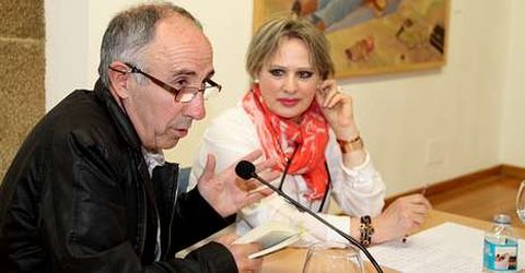 Pintor present� en Lal�n un libro que recoge una selecci�n de sus art�culos period�sticos.