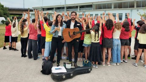 Los ni�os de Cambre cantan contra el fuego
