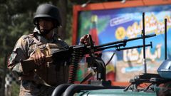 Un miembro de las fuerzas de seguridad afganas, despu�s de volver a tomar el control de la ciudad de Herat tras un ataque de los talibanes