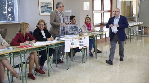 Paco Reyes, candidato del PSOE al Ayuntamiento de Santiago, ejerce su derecho al voto.