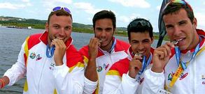 �lvaro Bravo, a la izquierda de la imagen, con sus compa�eros del K-4 sub 23.