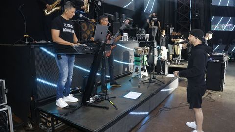 Cirano, con el teclado, ensaya junto a Javy, uno de los cantantes.