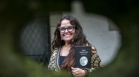 Raquel Romar�s sostiene un ejemplar de su libro sobre las maternidades