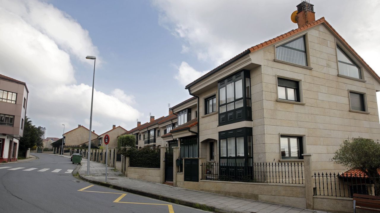 El gobierno local iniciará obras en vías rurales por 580.000 euros, y por 466.000 en la zona urbana de Santiago