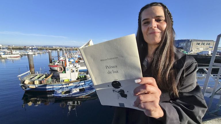 M&iacute;riam Ferrad&aacute;ns, no porto de Bueu co seu libro &laquo;Peixes de luz&raquo;