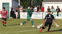 Partido entre el Galicia de Mugardos y el Racing el pasado verano.