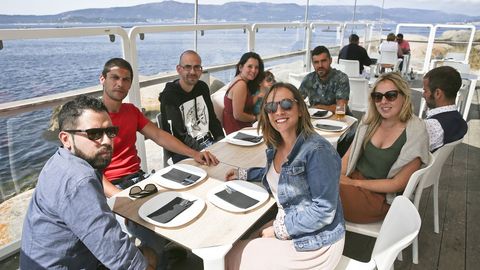 Un grupo de amigos, este s�bado en la terraza del restaurante ubicado en el faro de A Illa.