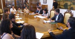 Candia en el centro de la mesa en la parte derecha en la toma de posesi�n de 12 funcionarios interinos. 