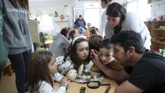 Miembros de la asociaci&oacute;n medioambiental Amabul ofrecieron un taller sobre micolog&iacute;a en el CRA de Boqueix&oacute;n y Vedra