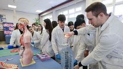 Los estudiantes del ciclo de Farmacia del Polit�cnico de Lugo en la anterior edici�n de la Feria da Sa�de.