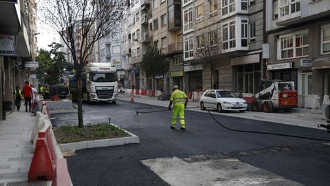 Trabajos de asfaltado de la calle Pena Trevinca m�s de cinco meses despu�s del socav�n