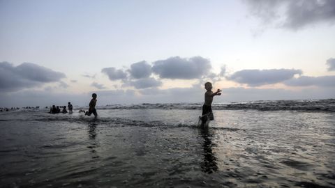 Ni�os palestinos en una playa de la franja de Gaza