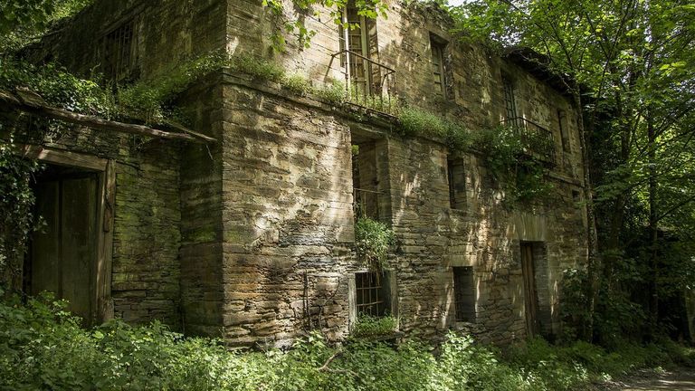 Ruina de la casa de la  antigua ferrer�a de Rodela, donde finalizar� el recorrido