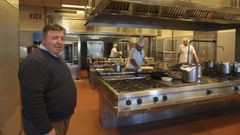 Javier Vidal, P�o, como lo conoce todo el mundo, en las cocinas del complejo sanitario santiagu�s