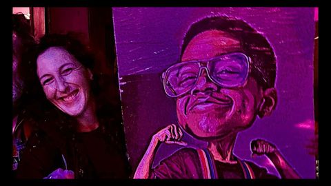 Una de las asistentes, con el cuadro de Steve Urkel