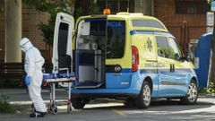 En ambulancia fueron trasladados los mayores enfermos en las residencias hasta los hospitales, Piñor o Baños de Molgas