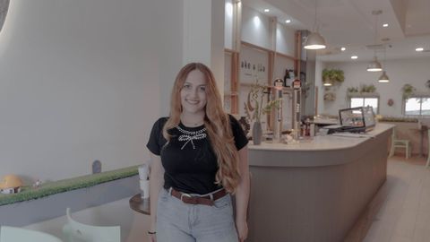 La venezolana Valentina Moure posa en su cafeter�a Take a L�a, en Ourense. Tras seis a�os form�ndose, desde all� combina su pasi�n por el caf� con la gastronom�a de su tierra.