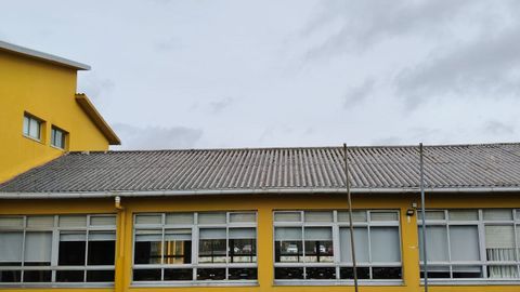 Tejado del comedor del CEIP Labarta Pose de Baio, en el que, seg�n el Concello, hay uralitas con amianto